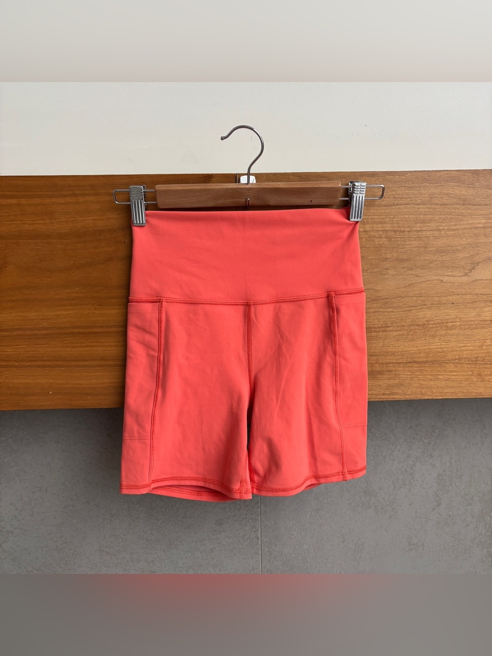 Vuori Women's Studio Pocket Active Shorts, Sise XS